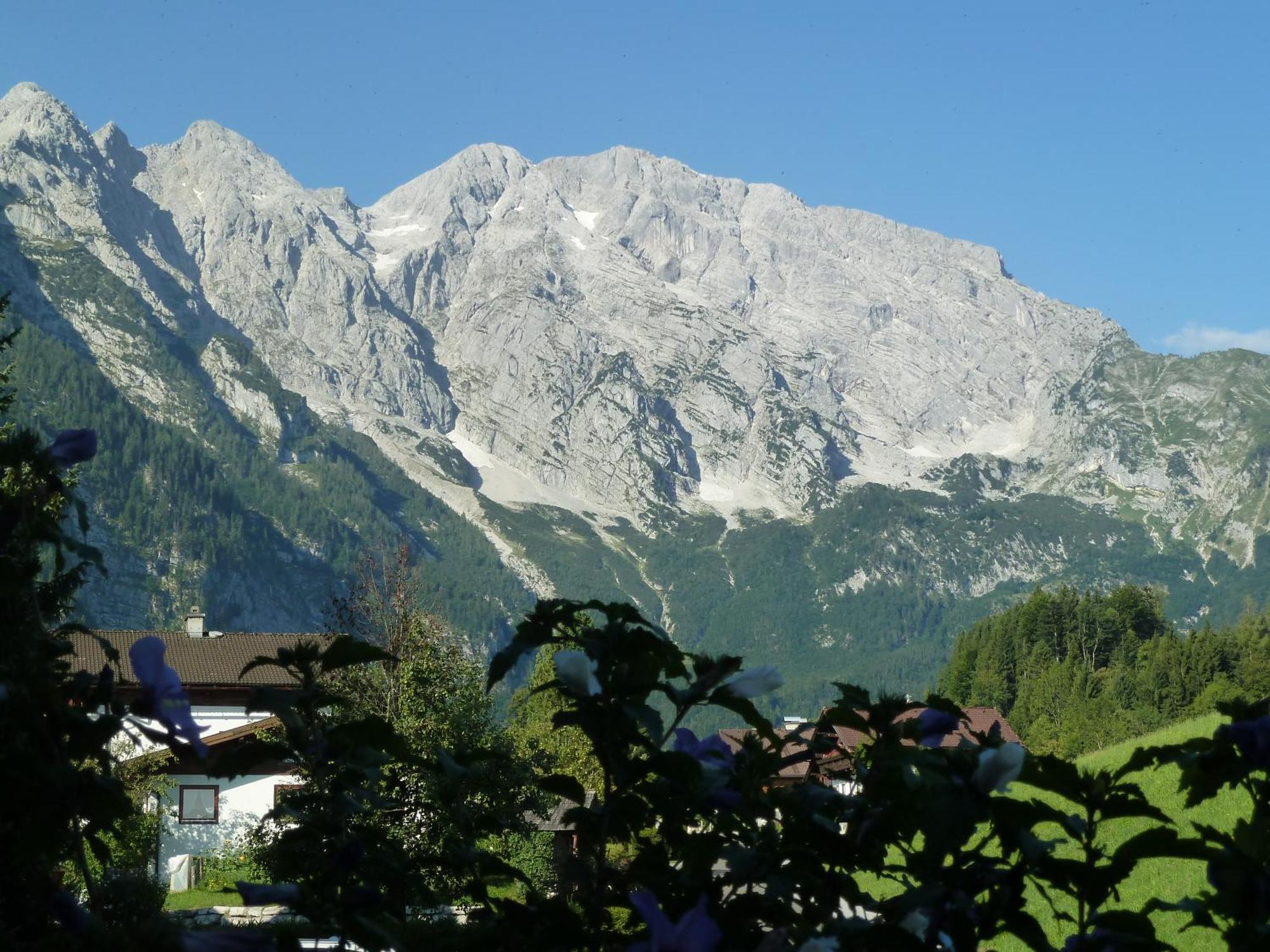 Pension Schoene Aussicht Kuchl Exterior photo